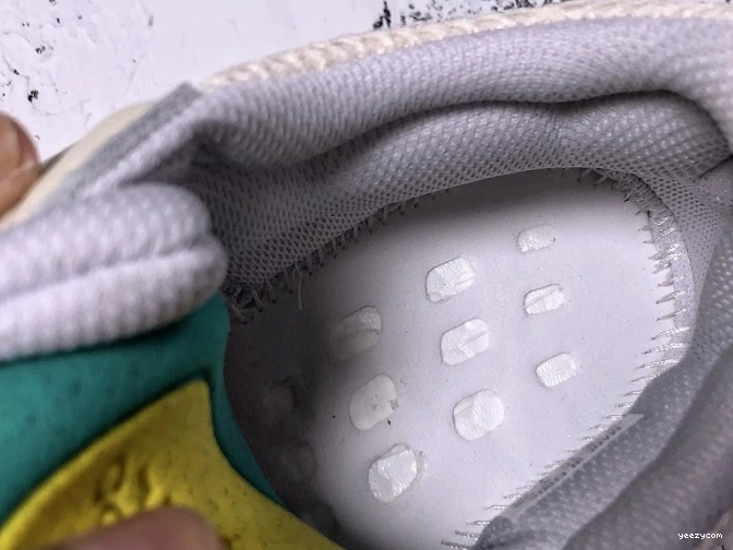 Yeezy Boost Adidas 700 Analog EG7596 1030